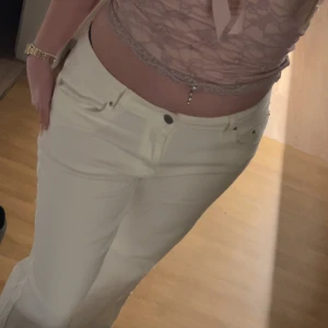 Vita lågmidjade flare jeans - Aldrig använda, säljer pga att dem är lite för stora för mig. Hoppas någon annan kan njuta av dessa snygga jeans! Skriv om ni har några frågor eller om priset ska diskuteras!🤗💕