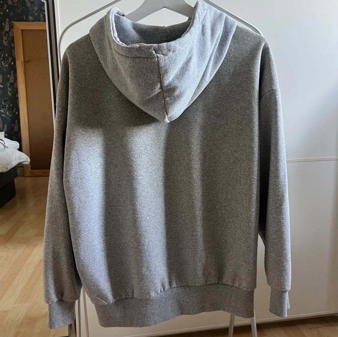 Grå hoodie med New York-tryck - 2