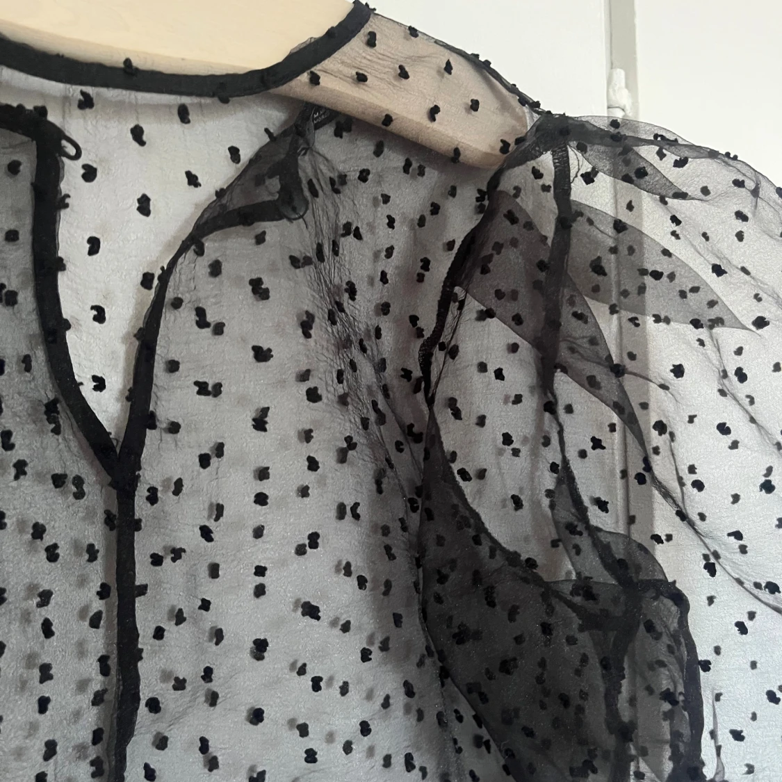 Prickig transparent topp med puffärm - 2