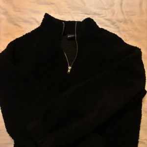 Svart Teddy half zip från Gina Tricot - Svart teddy-tröja från Gina Tricot med half zip-dragkedja. 