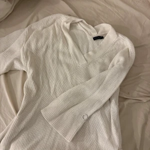 Trekvartsärmad stickad  - En stickad tröja med trekvarträrmade armar och en slits på sidan, använd ca 2ggr 🥰