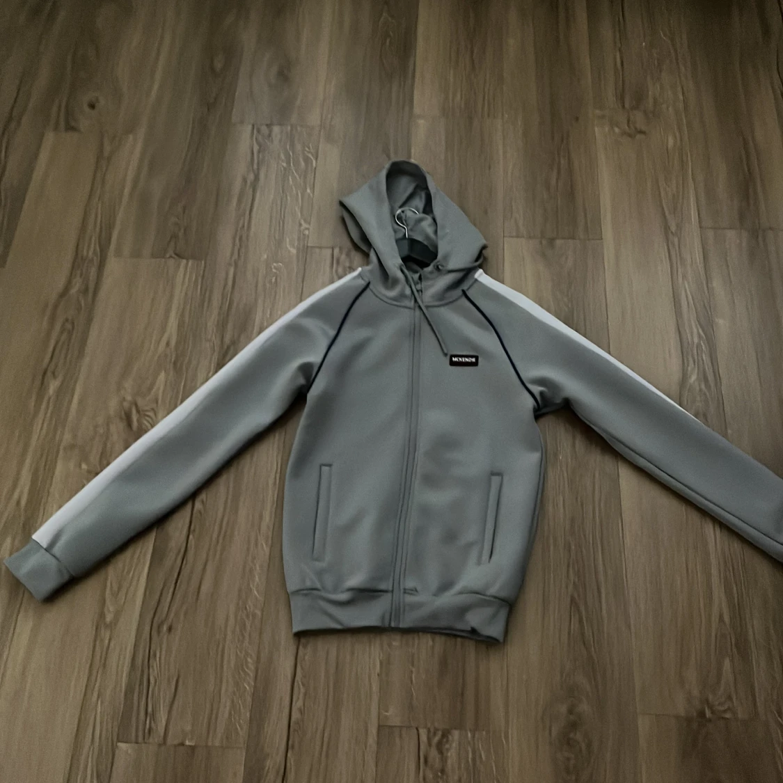 Grå hoodie från McKenzie med dragkedja