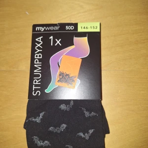 Oanvända strumpbyxor  - Oanvända strumpbyxor i original förpackning. Strumpbyxororna är svarta med silver glittrande fladdermöss på🦇