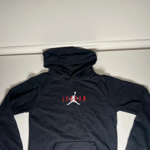 Jordan Hoodie  - Hej säljer min gamla hoodie som jag inte använder längre. Märket är Air Jordan i storlek 147-163cm 12-13år. Vid frågor skriv