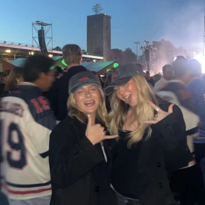 Svart kavaj med knappar - Snygg svart kavaj med klassisk krage och knappar framtill. Rak passform och långärmad modell, perfekt att slänga över en t-shirt eller hoodie. Stilren och enkel att matcha med det mesta.