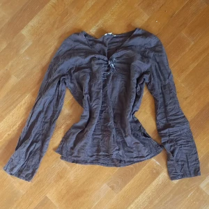 Synched höst-topp - Thriftad brub blus med broderade detaljer, bell sleeves och en v-ringad neckline. 