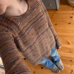 Jätte snygg stickad tröja - Säljer en jätte snygg stickad tröja från Lindex, den är brun men har tunna linjer av guld röd blå och beige. Har på mig lowrise jeans i bilderna, och är 160cm lång, tröjan är strlk S. Kontakta gärna om frågor eller prisförslag 💕💕