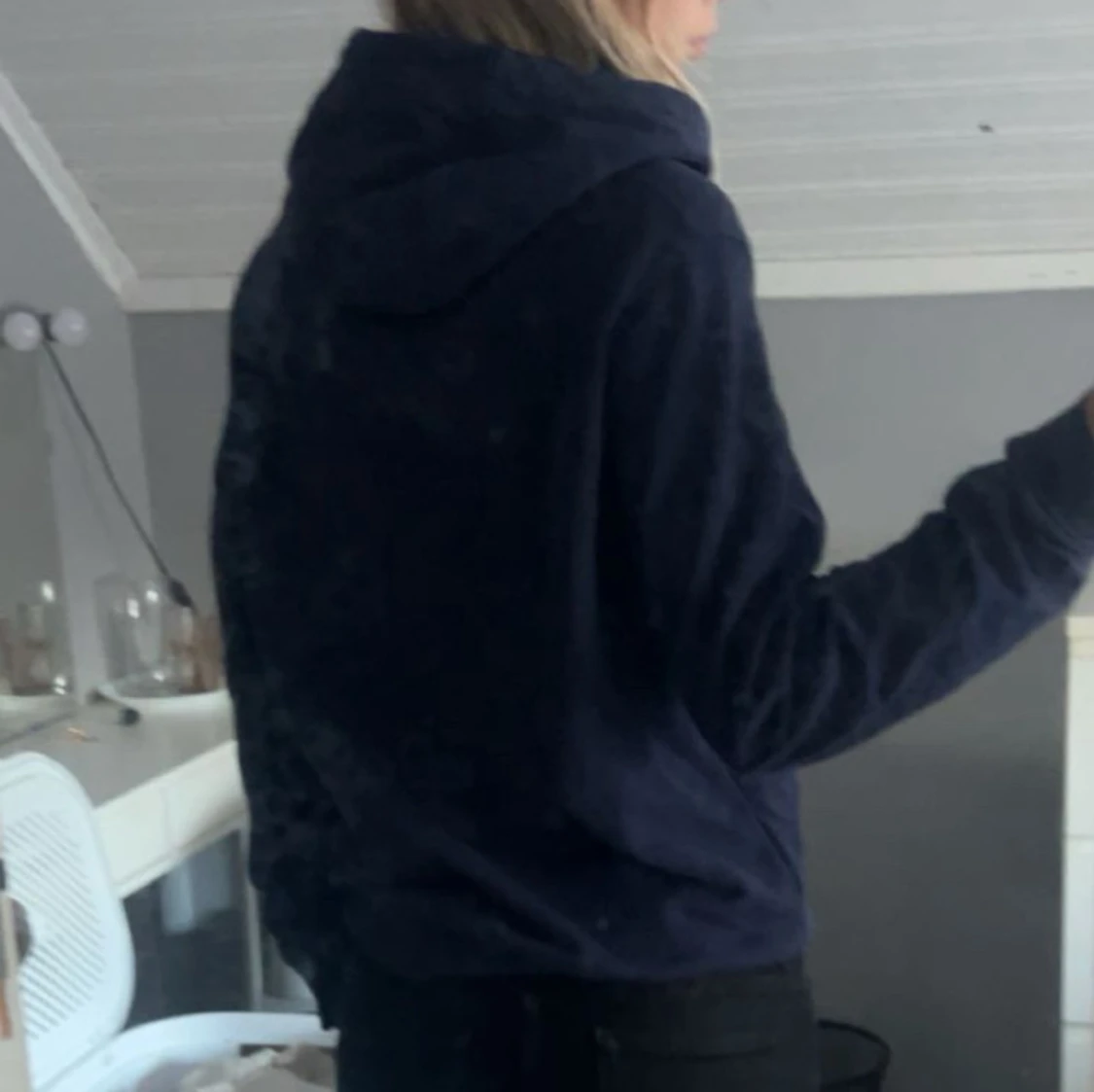 Marinblå hoodie från Lyle & Scott - 2