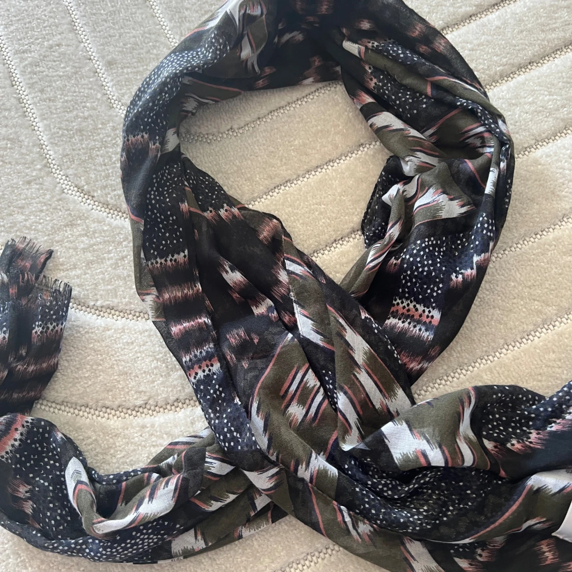 Mönstrad halsduk från KappAhl - 1