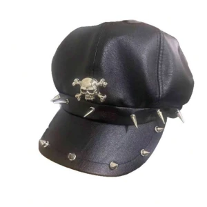 svart skull keps - cool svart hatt i syntetmaterial med silverfärgade nitar och en stor dödskalle framtill. hatten har en unik edgy/alt design med spetsiga metalldetaljer runtom och passar perfekt för dig som gillar alternativ stil. helt ny 🙏