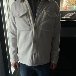 These glory days overshirt  - Säljer denna these glory days overshirt | Skick 9/10 | Storlek S | Nypris 2000 | hör av er vid minsta fråga 😁✅