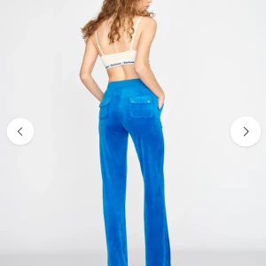 Blå velourbyxor från Juicy Couture - Snygga blå mjukisbyxor från Juicy Couture som jag inte använder längre, finns lite fläckar precis vid fötterna då dem är för långa för mig. Köpare står för frakt!!