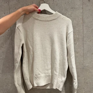 Creme tröja  - Vit/creme stickad tröja i storlek S. Blivit lite nopprig men ser ”värre” ut på bilden än i verkligeneht 🌟