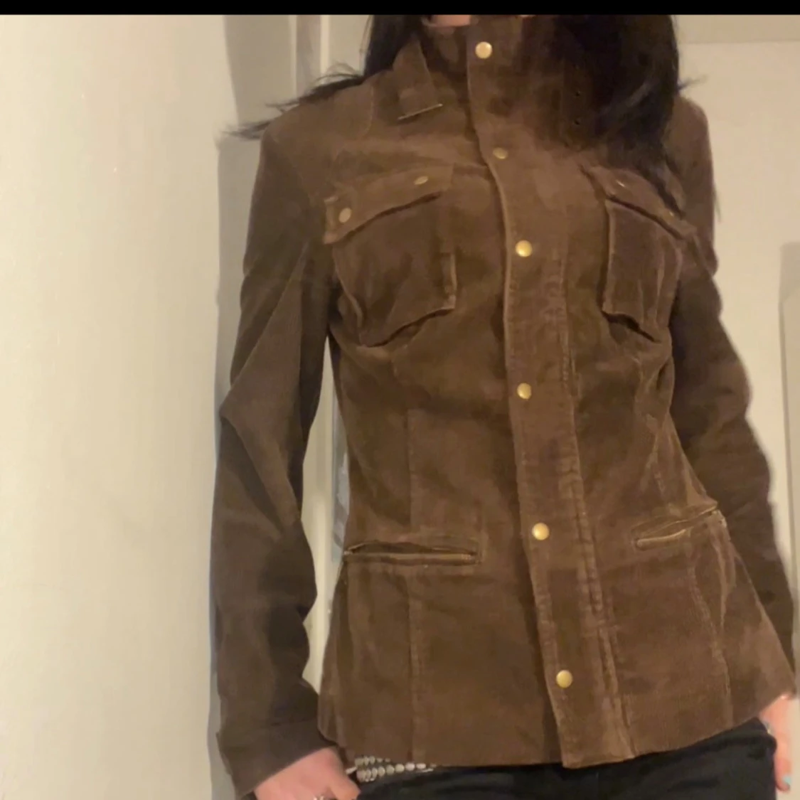 Brun figursydd manchesterjacka  med knappar o spännen