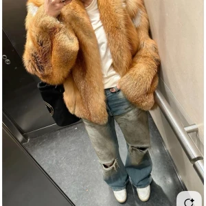  pälsjacka i äkta rävpäls - Säljer en riktigt snygg pälsjacka i oranga och beige toner med fluffig känsla och klassisk rak passform. Jackan har långa ärmar och en lyxig look som sticker ut. Perfekt för dig som vill ha något unikt och varmt till vintern. Är i äkta rävpäls, vintage, men i princip helt oanvänd och otroligt fint skick. Är i strl s (36) men skulle säga att det snarare är en M (38).