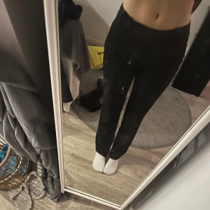 Svarta kostymbyxor - Säljer ett par svarta kostymbyxor med raka ben. Byxorna har bälteshällor, snygg passform som sitter tajt över höften och faller rakt ner. Perfekta till en stilren look. (Förlåt för smutsig spegel)