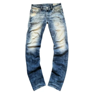 Diesel jeans  - Snygga Diesel Rombee-X jeans i blå tvätt med slitna detaljer och coola kontraster. Klassisk femficksmodell, normal passform och raka ben. Jeansmaterialet är stretchigt för extra komfort. Diesel-logga på bakfickan och patch i midjan.