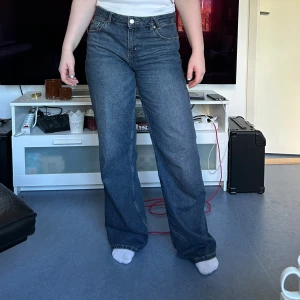 Dark denim mid-waist jeans straight modell - NYA denim jeans i mörkblågrå färg med medium midja och straight legs. Fin detalj där fram. Älskar dem men de är för stora för mig, de blev större än jag tänkt när jag väl börjat använda dem. Tvättade en gång, använda 7ggr totalt. Jag har W29 egentligen och det skulle jag haft även i dessa, så de är nomala i storlek. Från det nederländska kvalitetsmärket America Today (NYPRIS 69€) . Kan mötas upp i Göteborg