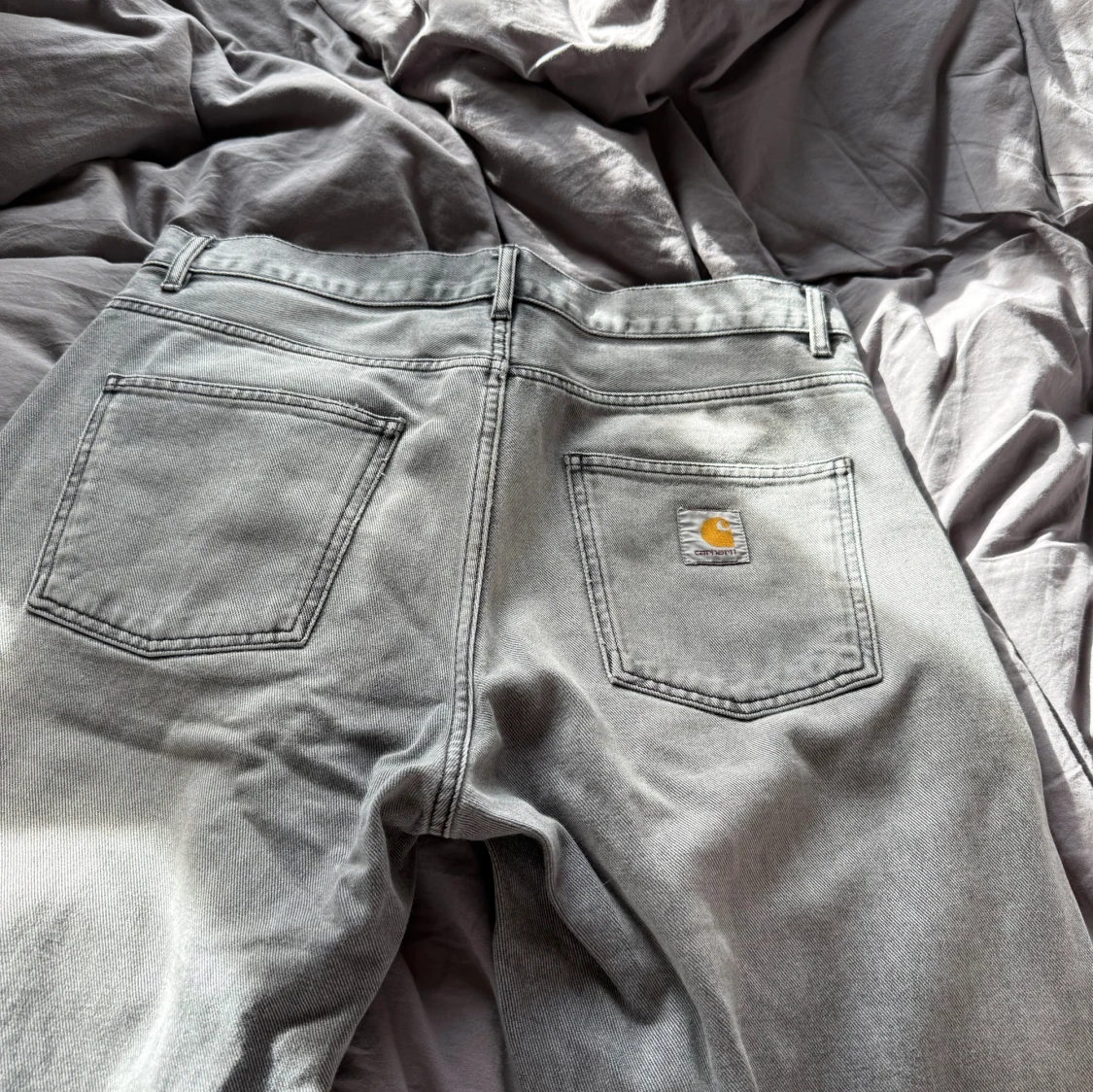 Grå jeans från Carhartt - 1