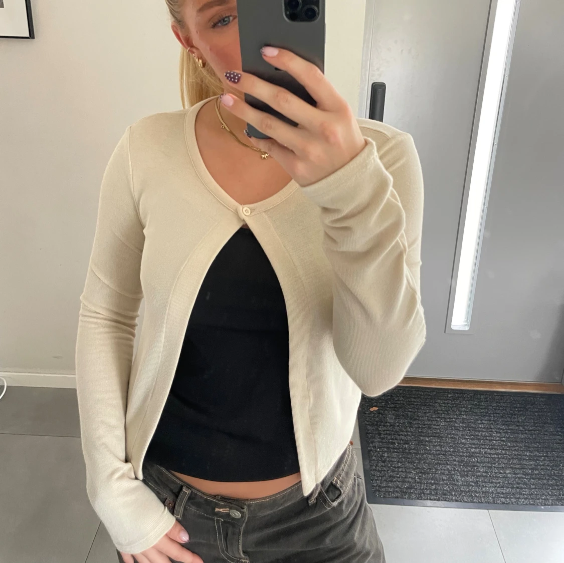 Beige kofta med knapp framtill