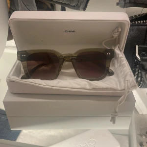 Chimi solglasögon i grön - Jätte snygga Oxh trendiga solglasögon från chimi i olivgrön , inga speciella täcken på användning, jätte fint skick (pris kan diskuteras) |skriv vid intresse💕