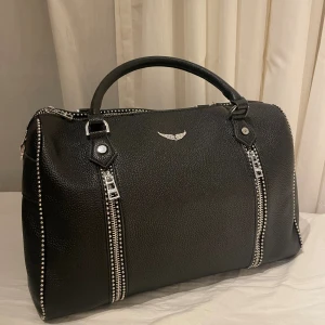 Zadig väska  - Säljer denna Zadig väskan då den är lite för stor för min smak, köpte den för ett tag sen av en tjej på vinted som skickade bild på kvittot, men fick inte med det i själva paketet och har därav ingen äkthetsbevis. 