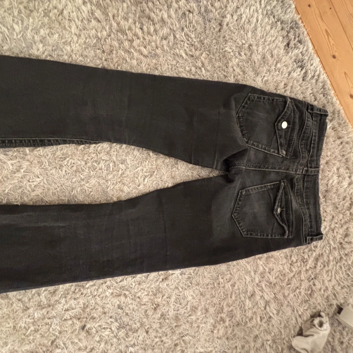 Svarta bootcut jeans från Gina Tricot - 1