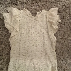 Vit blus med volangärmar Holly & Whyte - Supersöt vit blus från Holly & Whyte by Lindex i storlek S. 