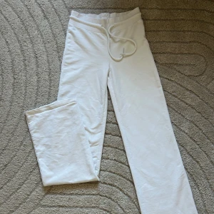 Vita byxor - Jättefina vita byxor som sitter jättefint! Går ihop med alla färger och det går och vika dem så att de blir low-waist!!☺️