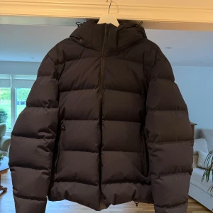 Marinblå pufferjacka från Mango - Säljer en svart pufferjacka från MNG i storlek XL. Jackan har endast använts ett fåtal gånger förra vintern. Jackan är både vattenavvisande och vindtät. Jag köpte jackan vintern 2023.Ordinarie pris 1899kr, hör gärna av dig om du har några funderingar. Jag har orderbekräftelse på mitt köp från Mango Man