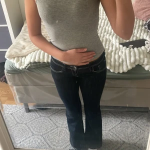 Mörkblå bootcut jeans från Perfect Jeans - Blåa jeans från perfect jeans Gina Tricot med bootcut. Såå fina men då jag är 175 blir dem lite för korta vid ändan på fötterna. Knappt använda. 