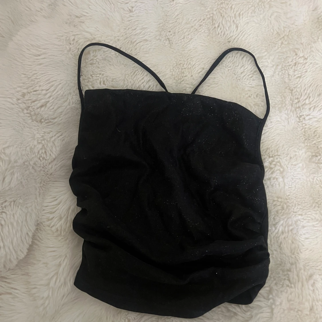 Svart glittrig linnetopp med smala band