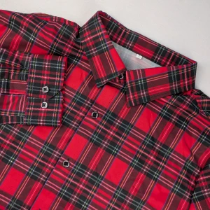 Röd rutig skjorta i bomull, stl L - Riktigt snygg röd rutig skjorta med svarta och vita detaljer. Klassisk krage, långa ärmar och knappar framtill. Skjortan är tillverkad i mjuk bomull och har en tidlös stil som funkar året runt. Armpit to armpit approx 54cm. Length approx 73cm