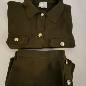 Set från HM -  Ett fint sätt från H&M med kjol och matchande topp helt oanvända i storlek. S / M ordinarie pris 299 för toppen och 299  för kjolen 