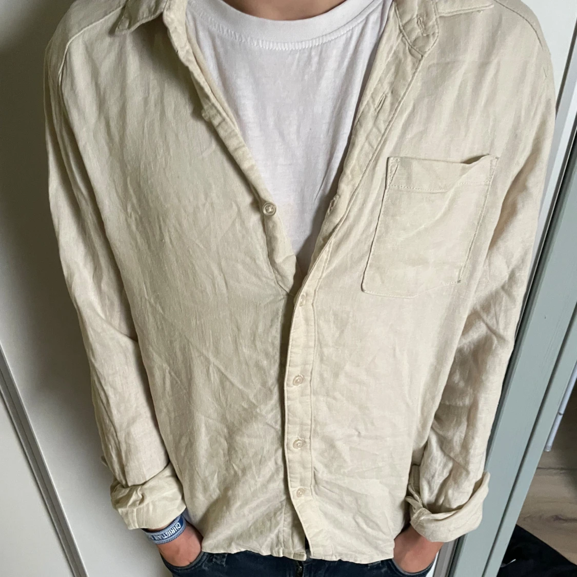 Beige linneskjorta med bröstficka