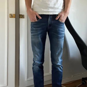 Blå Replay anbass slim fit - Replay anbass. Storlek w28 l32 sitter mer som w29. Liten Deffekt på bakfickans stitching.