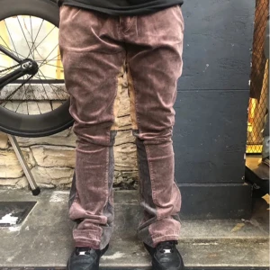 Byxor från mnml, stl 31 - Importerade unika bruna manchesterbyxor från mnml i storlek 31. Byxorna är stort sett nyskick använda en gång men tappat bort tagsen därav lågt pris. Materialet är 98% bomull och 2% spandex för extra komfort.