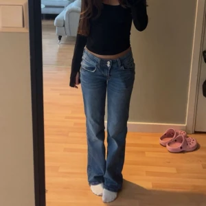 Blå jeans bootcut - Jeans från h&m. Storlek 34 men ganska små i storleken