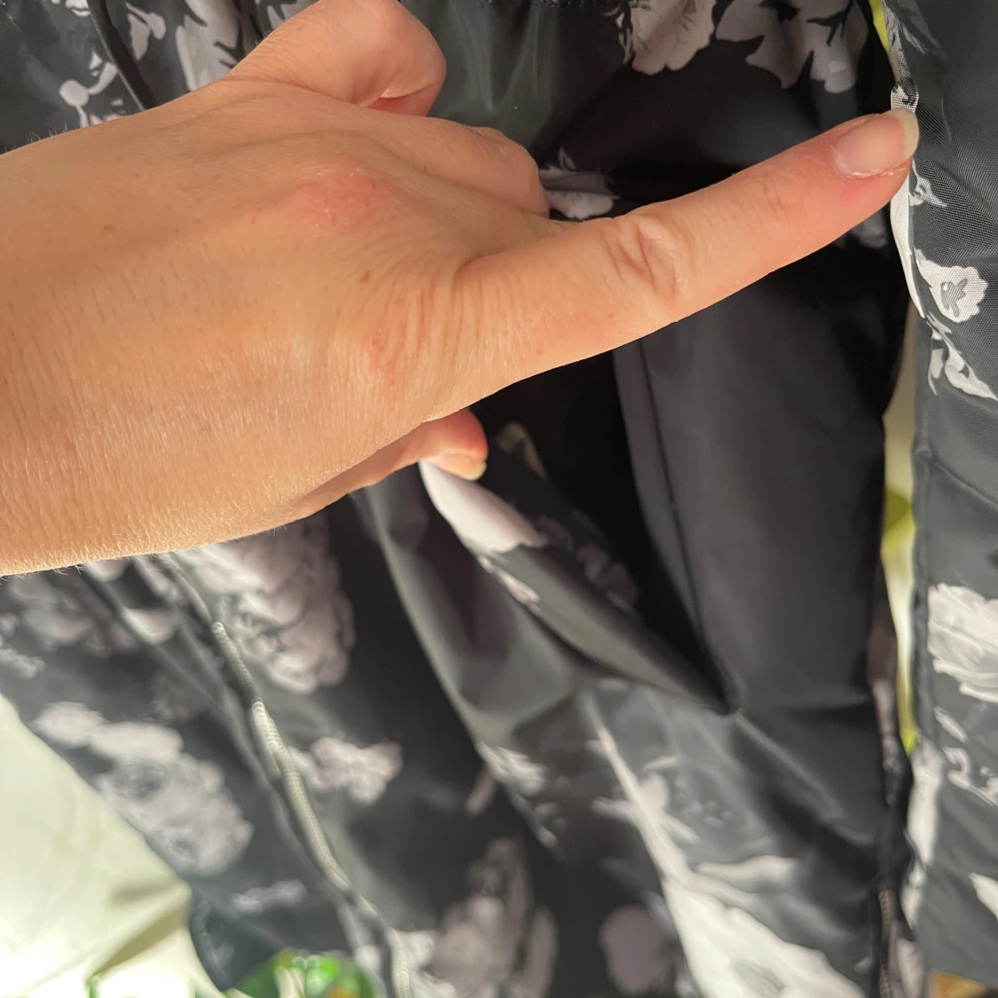 Blommig svart dunjacka med fuskpäls strl M - 1