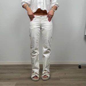 Vita raka jeans från weekday - Snygga vita jeans från weekday med rak passform och klassisk femficksdesign. Jeansen har låg midja och råa kanter nertill för en avslappnad vibe. Jeansen är i modellen arrow från weekday W26 L30 🤍