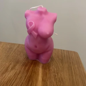  Egentillverkat ljus  -  Säljer ett egentillverkat ljus, Rosa bandet. Cirka 9,5cm högt. 