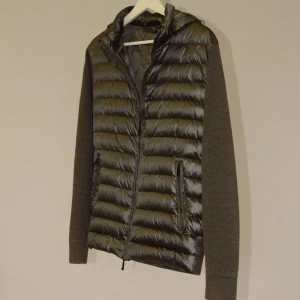 Massimo Dutti cardigan  - MASSIMO DUTTI HYBRID CARDIGAN  Storlek : S  Passform : Normal  Mått : A = 53CM - B = 65CM  Användning : Jackan är i väldigt fint skick utan defekter  Nypris : Cirka 2000 SEK
