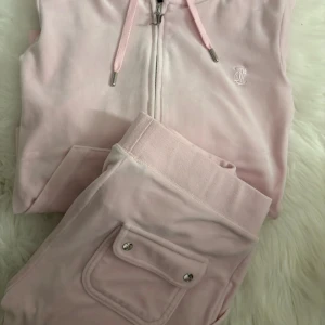 Ljusrosa Juicy Couture hoodie & byxa - Supermjuk ljusrosa sett från Juicy Couture i bra skick. Byxan är i S o koftan i XS