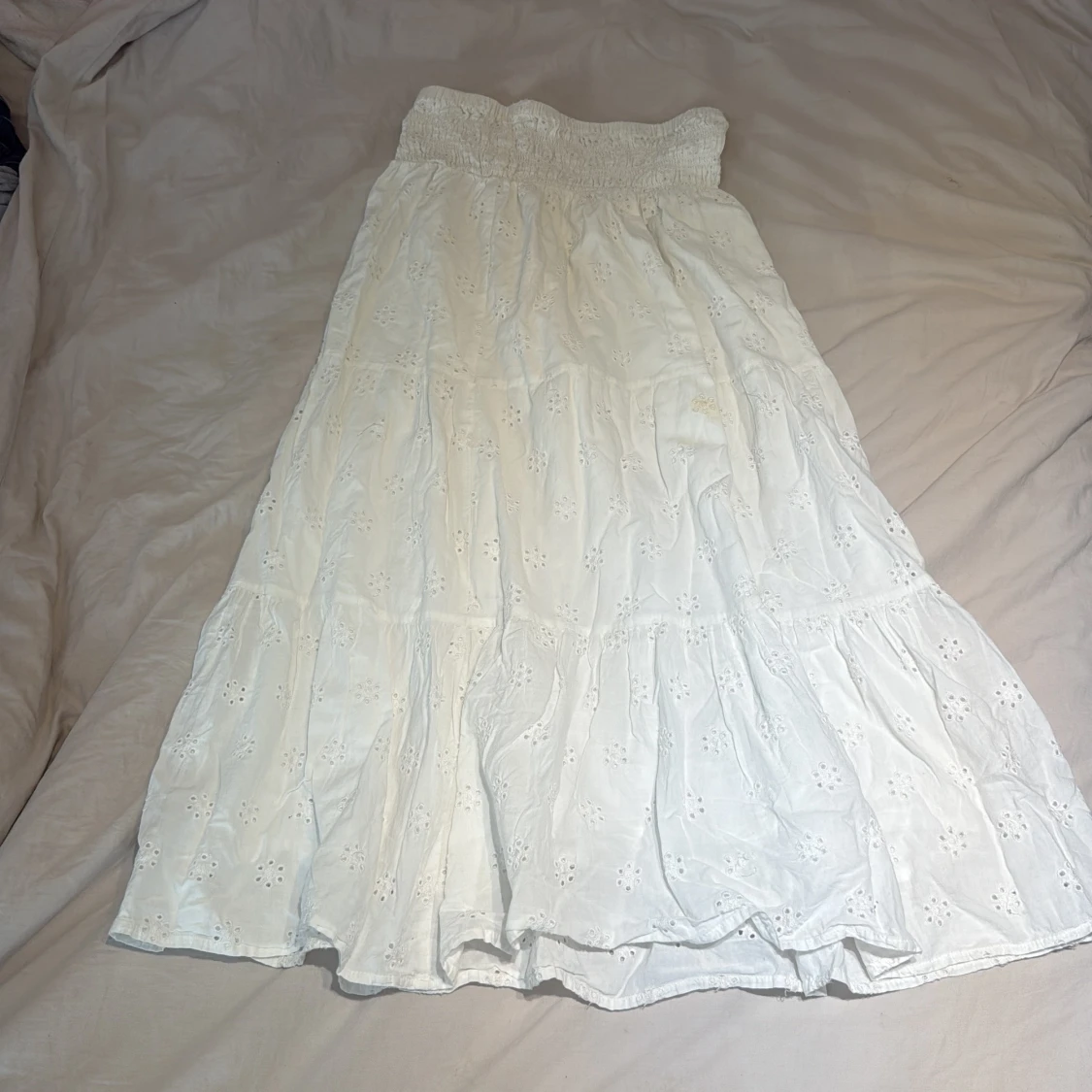 Vit långkjol med broderade blommor