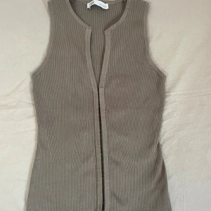 Khaki Zara topp  - Säljer denna suuuper populära och snygga toppen från Zara som är jätte svår att få tag på , säljer den då jag inte använder den något ☺️