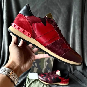 Valentino rockrunner skor - Valentino rockrunner skor | orginalstorlek 42 men sitter mer som 43, fråga om innermått vid osäkerhet | ingår: först till kvarn när det gäller tillbehör, max 1 box eller dustbag, kort kan läggas till | fraktar spårbart eller möts upp i Täby📍