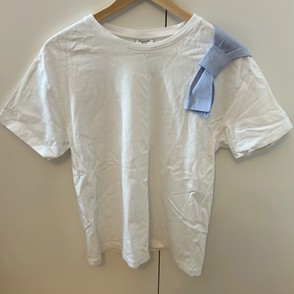 Vit t-shirt med blå rosett från Kappahl