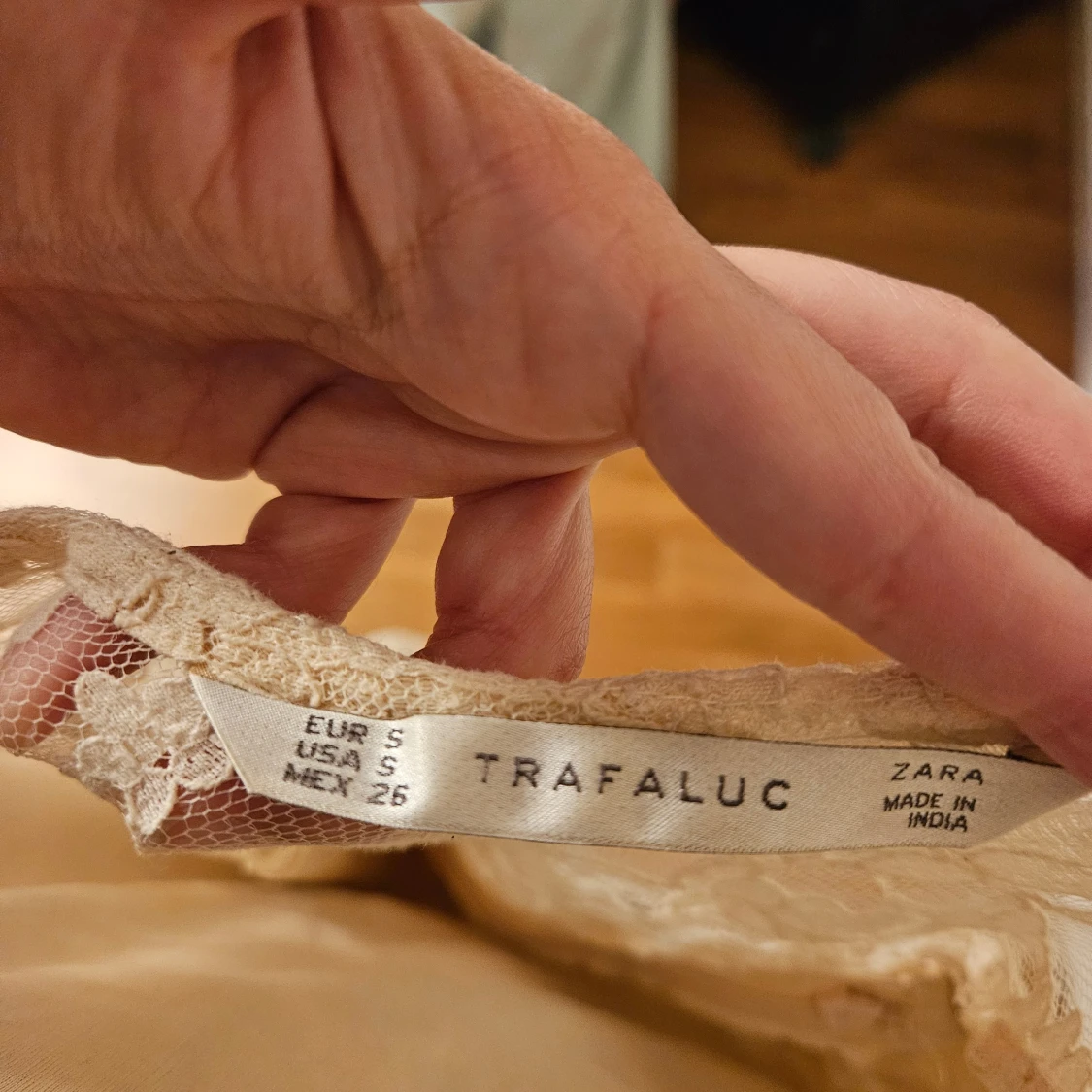 Beige spetsklänning från Zara - 3