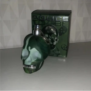 Två Police To Be parfymer - Två unika Police To Be parfymer i coola dödskalleflaskor – en i camo och en i svart. Perfekt för dig som vill sticka ut och addera edge till din stil. Volym: 2 x 75 ml.