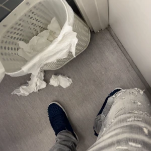 Christian Louboutin Navy Blue - Använda flertal gånger. Inga större deeffekter mer än att en nit lossnat. Nya bitar medföljs samt kvitto och kort.